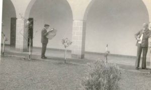 1974 - Mestre de noviços - Lendo Jornal231