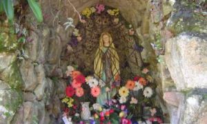 Gruta de Nossa Senhora de Lourdes construída por Joana Pottmeier, avó materna do Padre Aloísio - Vargem do Cedro .